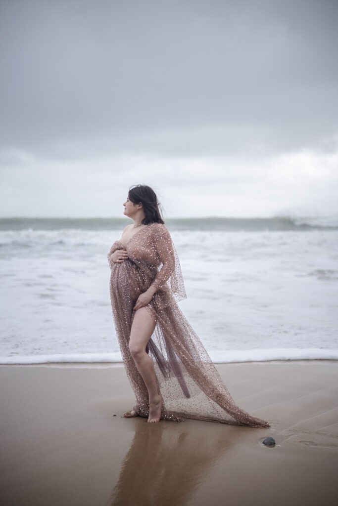 Séance photo femme enceinte photographié en extérieur, sur la plage a Brétignolles sur Mer en Vendée pendant une séance grossesse