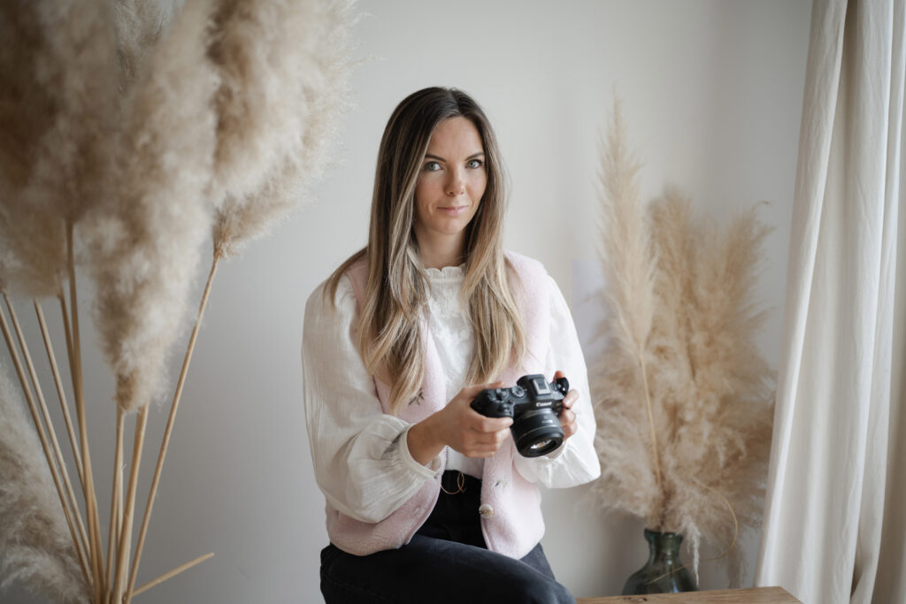 Portrait de Doriane, photographe lifestyle grossesse, nouveau‑né et famille en Vendée, photographiée en lumière naturelle.