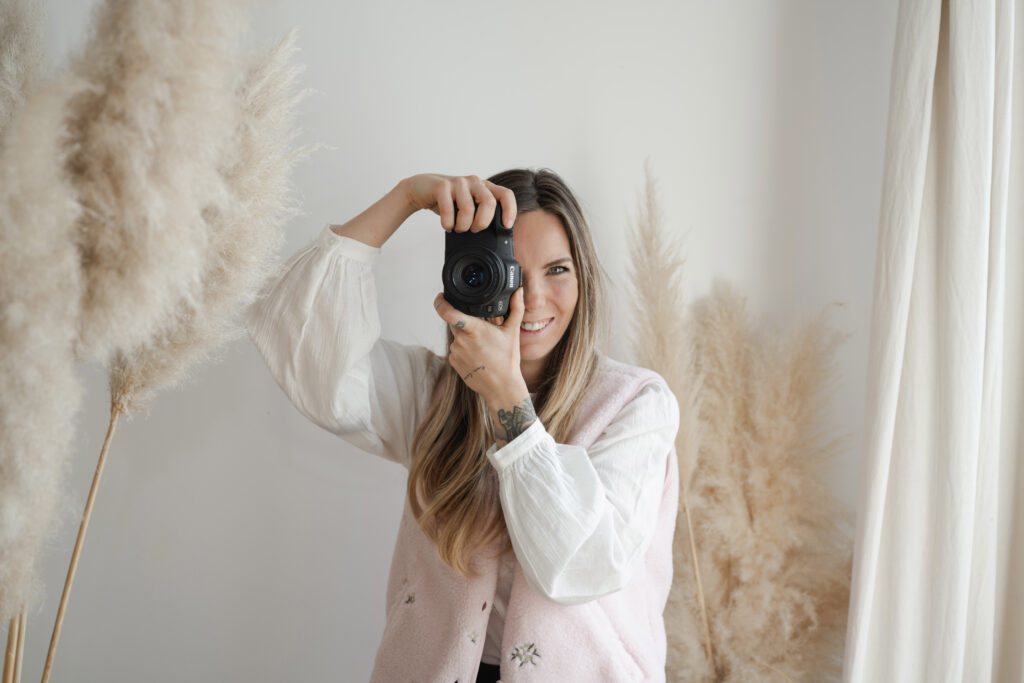 Portrait de Doriane, photographe lifestyle en Vendée, basée à Saint‑Georges‑de‑Pointindoux.