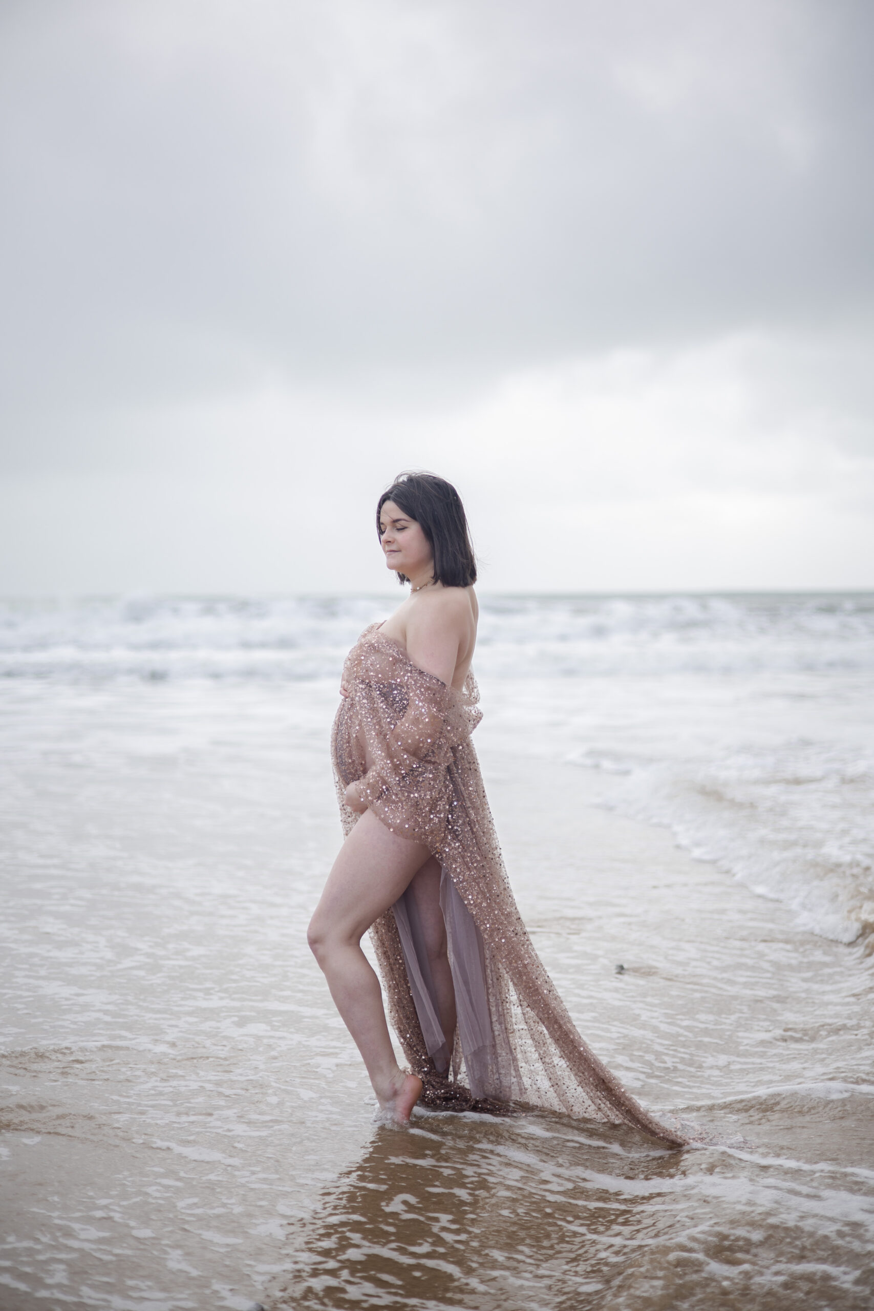 Portrait de future maman en lumière naturelle, moment doux en extérieur.