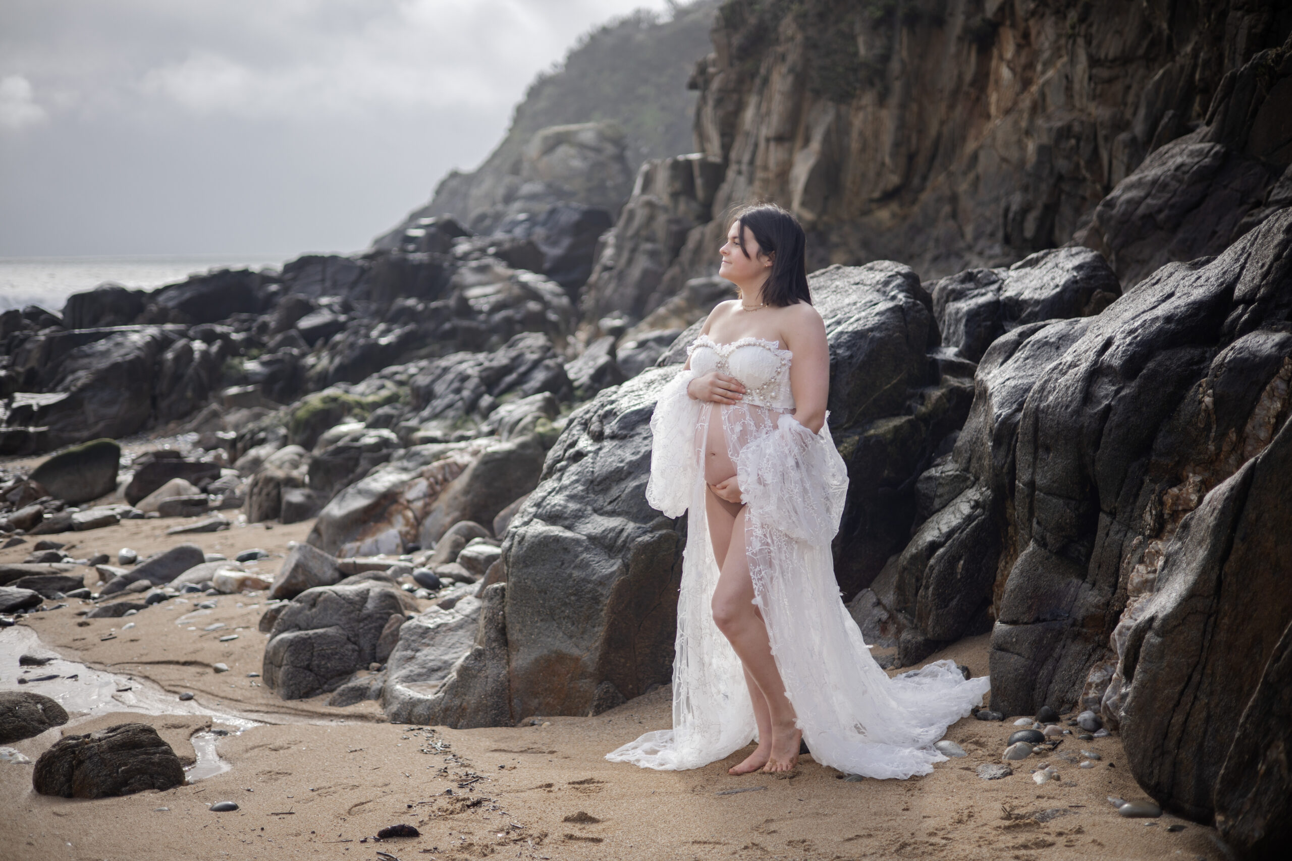Portrait d'une future maman en lumière naturelle moment doux en exterieur