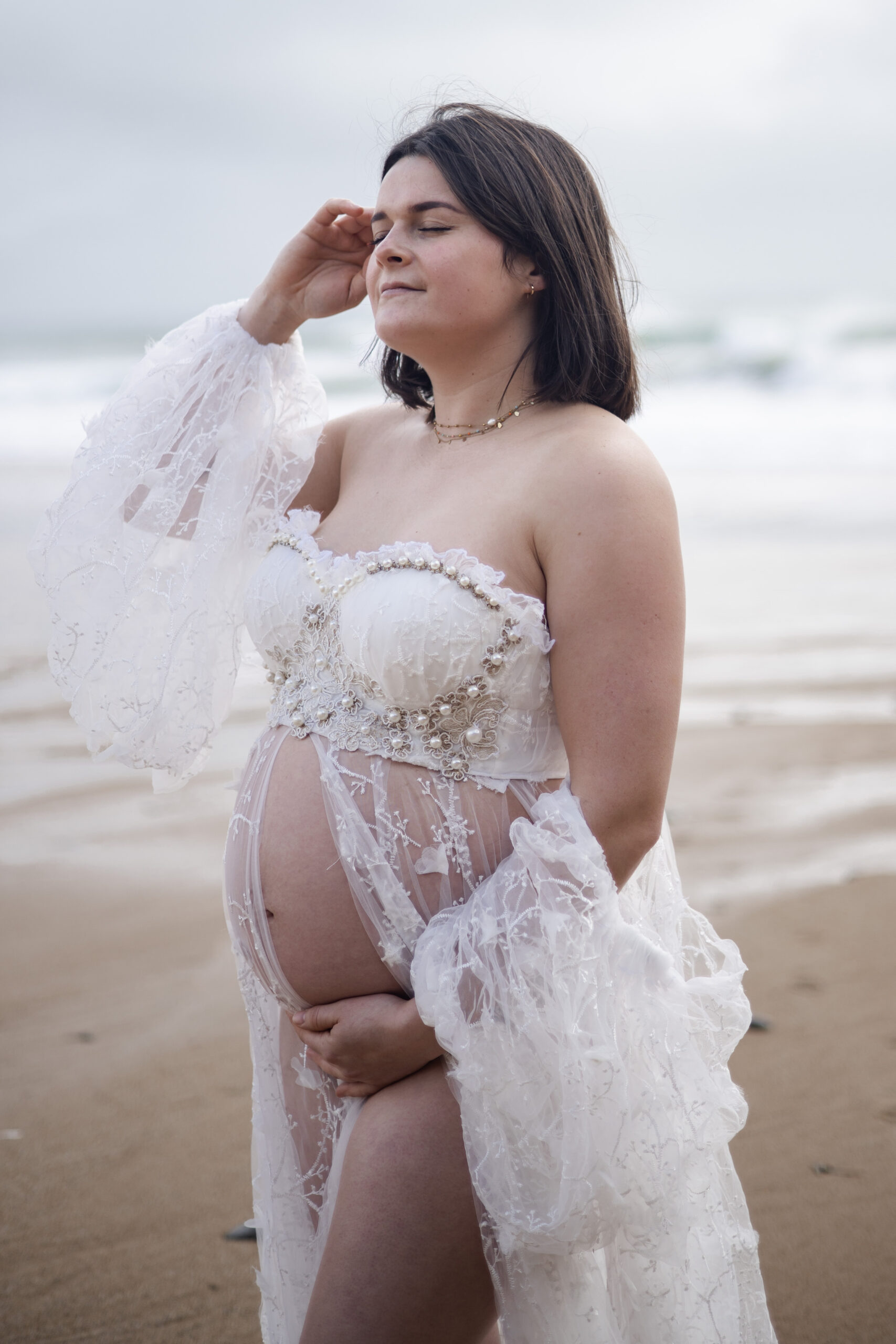 Femme enceinte sur la plage à Bretignolles en Vendée lors d'une séance grossesse