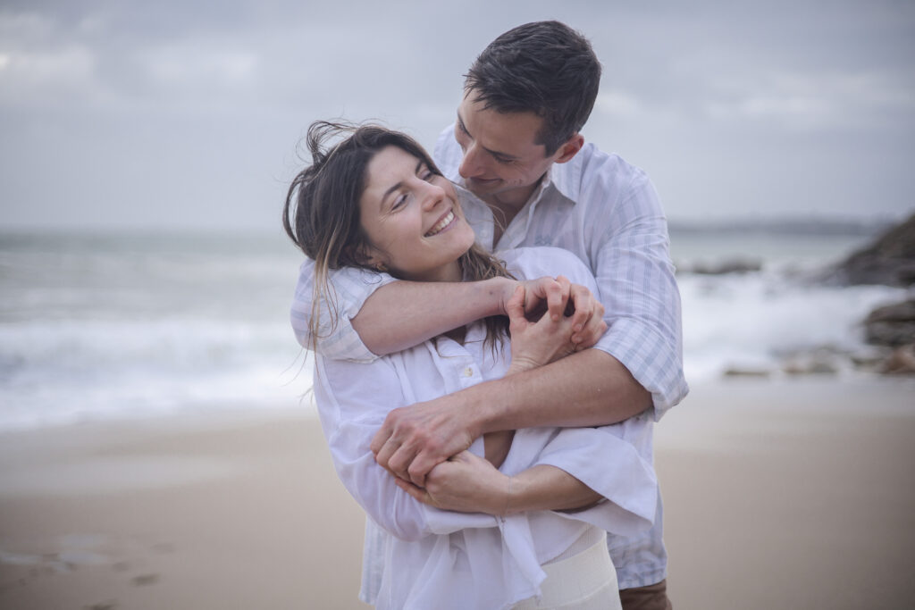 Couple photographié sur la plage près des Sables‑d’Olonne, séance lifestyle en Vendée.